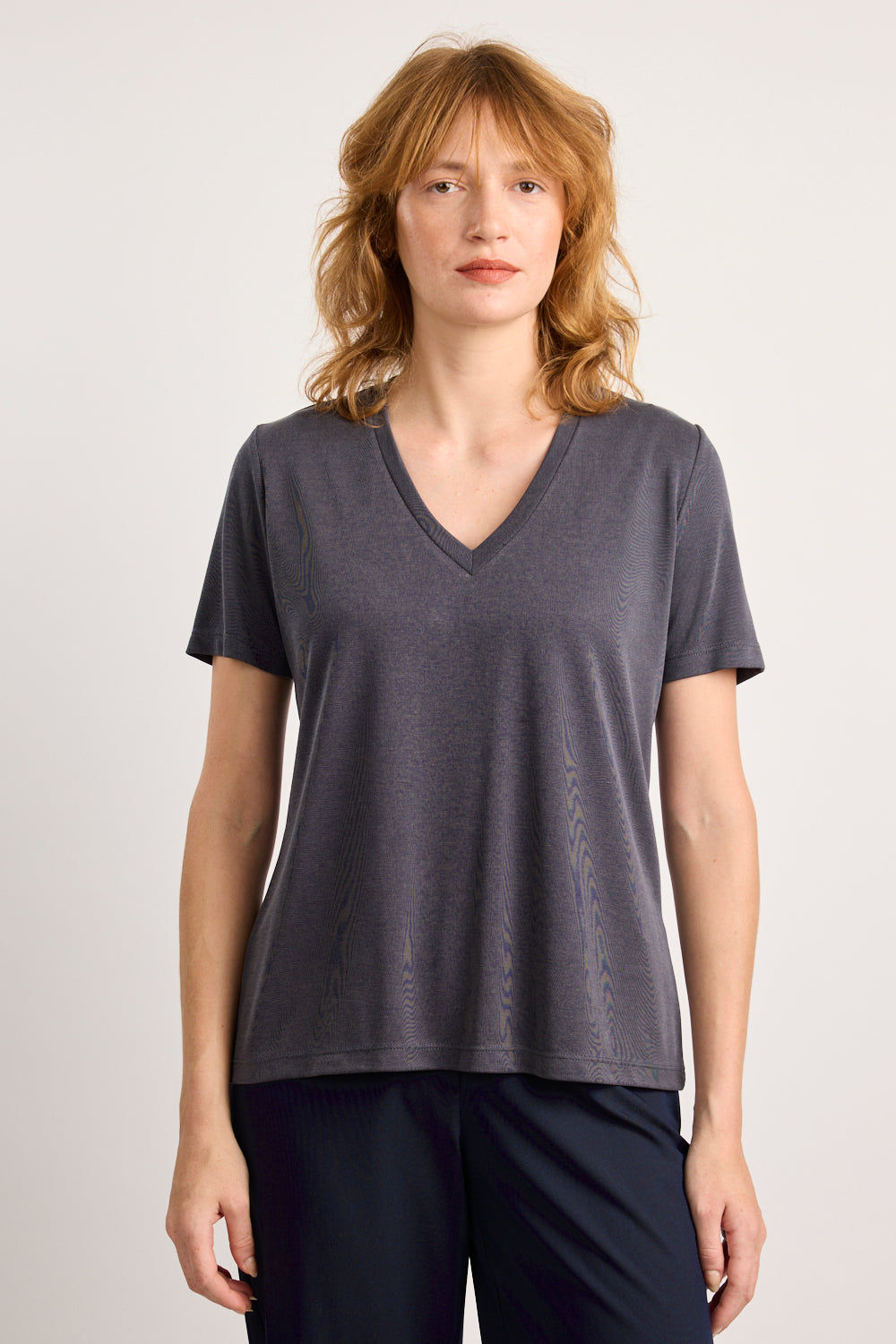 Vi T-shirt in Dark Smoky Grey