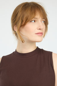 גופיה Water בחום כהה