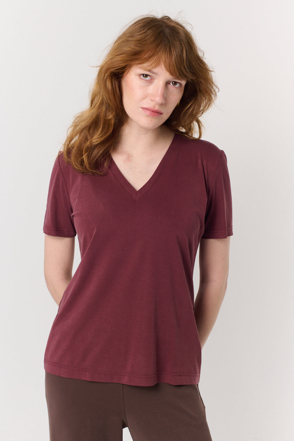 חולצה טי Vi בבורגונדי - Flo by Ella Braitman