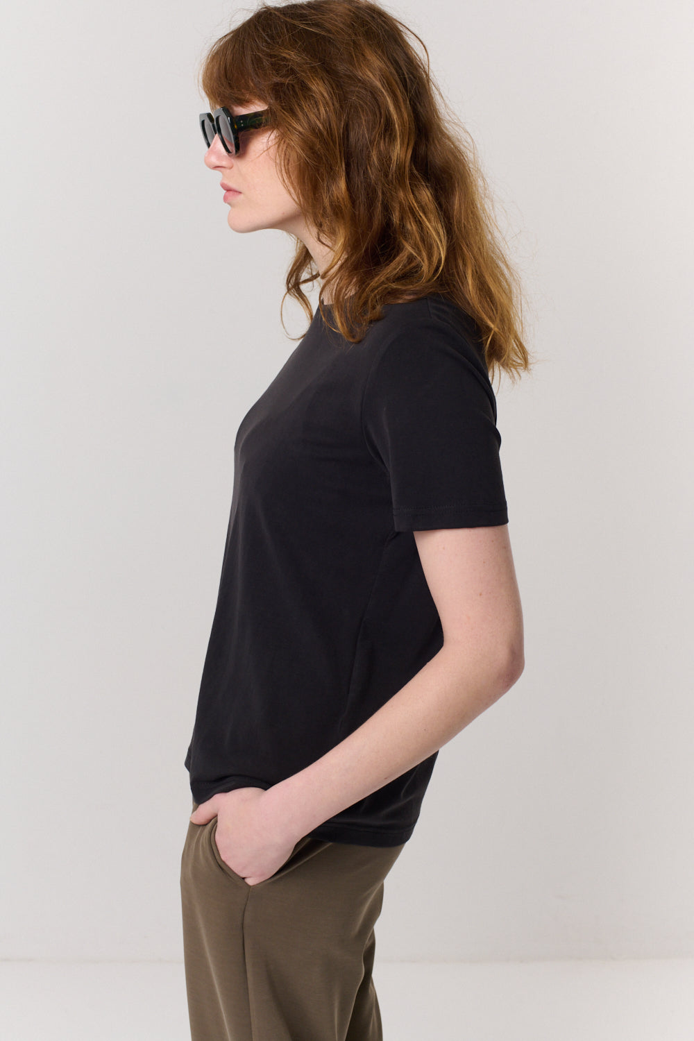 חולצה טי Round בשחור - Flo by Ella Braitman