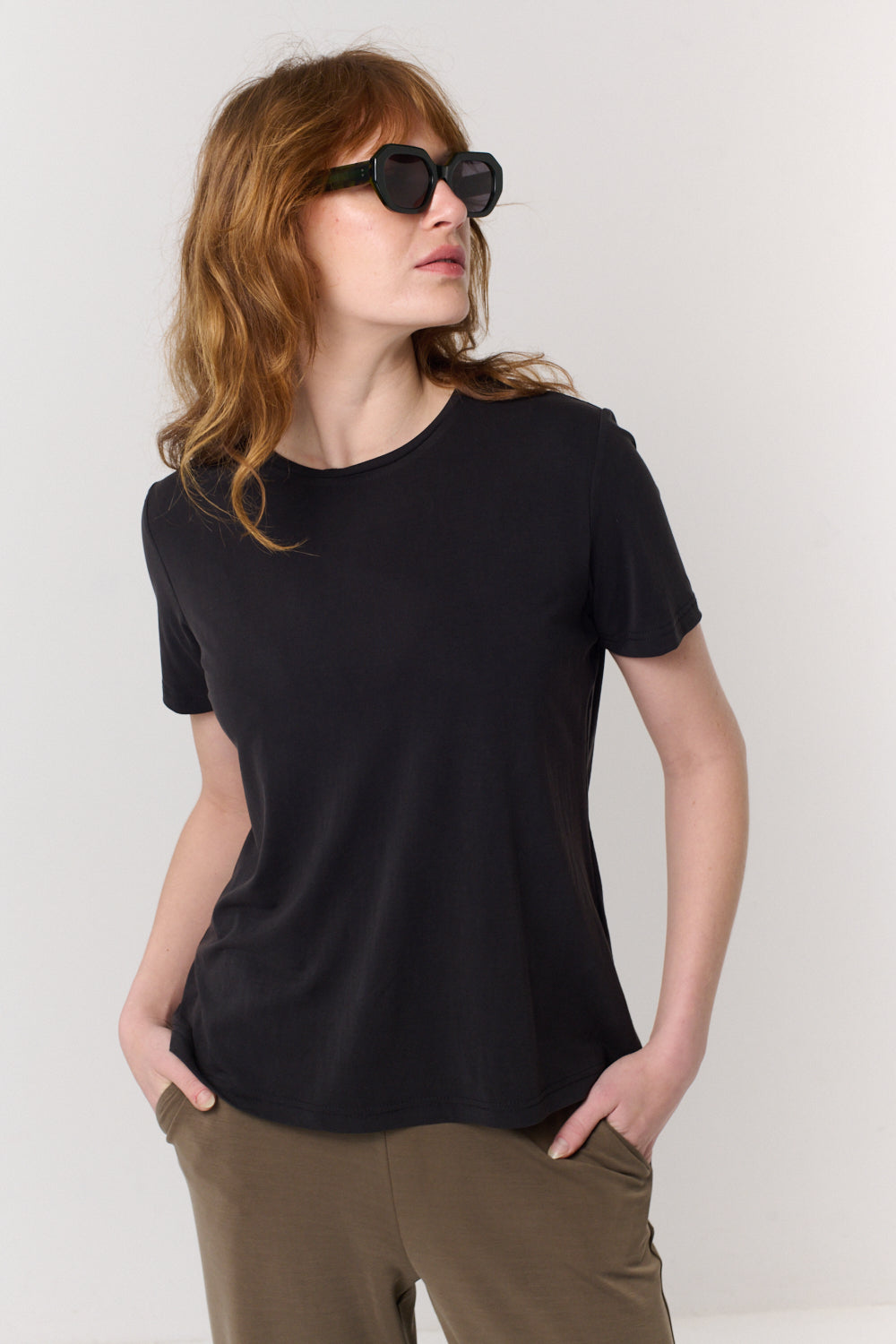 חולצה טי Round בשחור - Flo by Ella Braitman