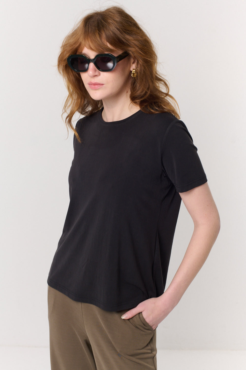 חולצה טי Round בשחור - Flo by Ella Braitman