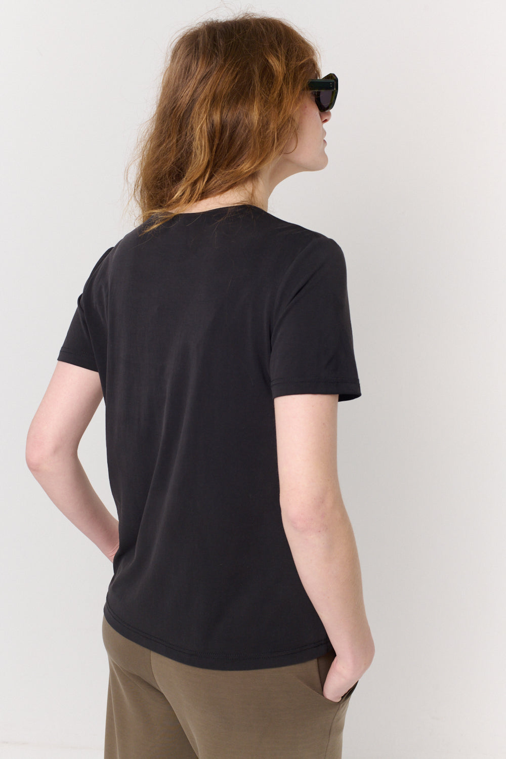 חולצה טי Round בשחור - Flo by Ella Braitman