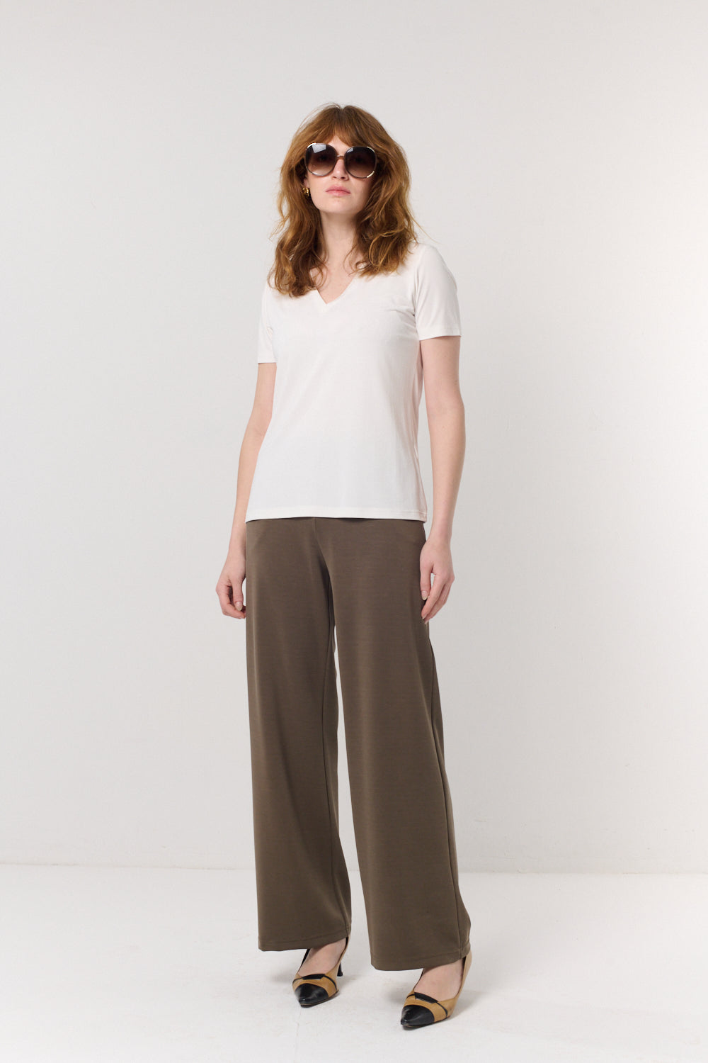 חולצה טי וי בלבן - Flo by Ella Braitman