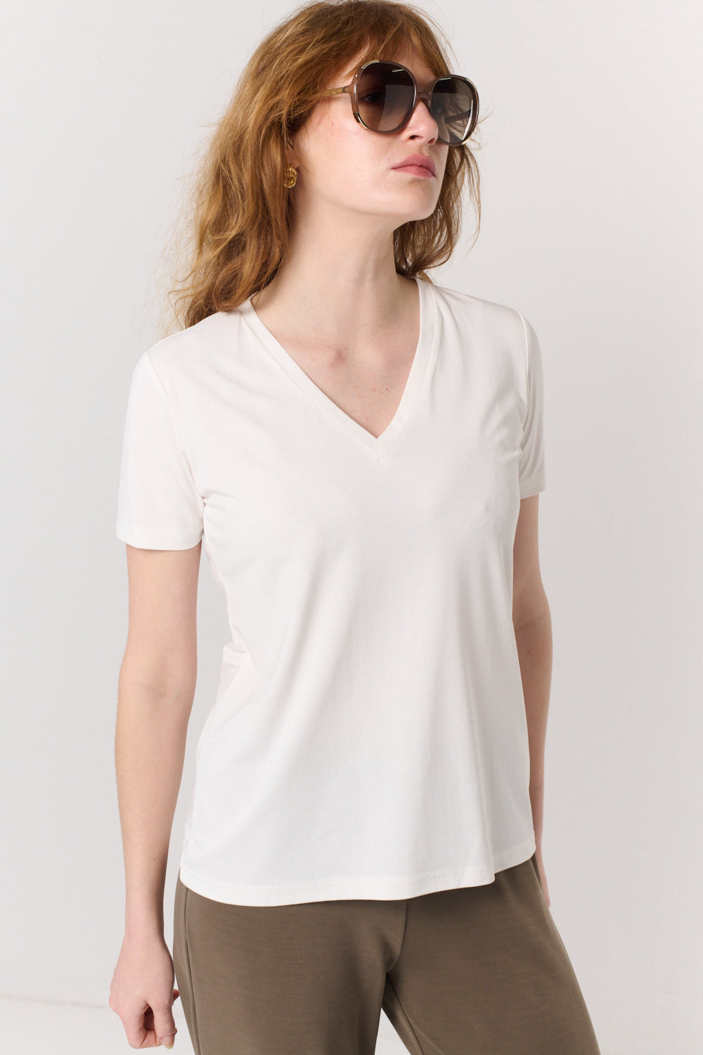 חולצה טי וי בלבן - Flo by Ella Braitman