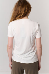 חולצה טי וי בלבן - Flo by Ella Braitman