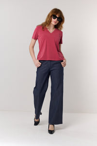 חולצה טי Vi באדום רך - Flo by Ella Braitman