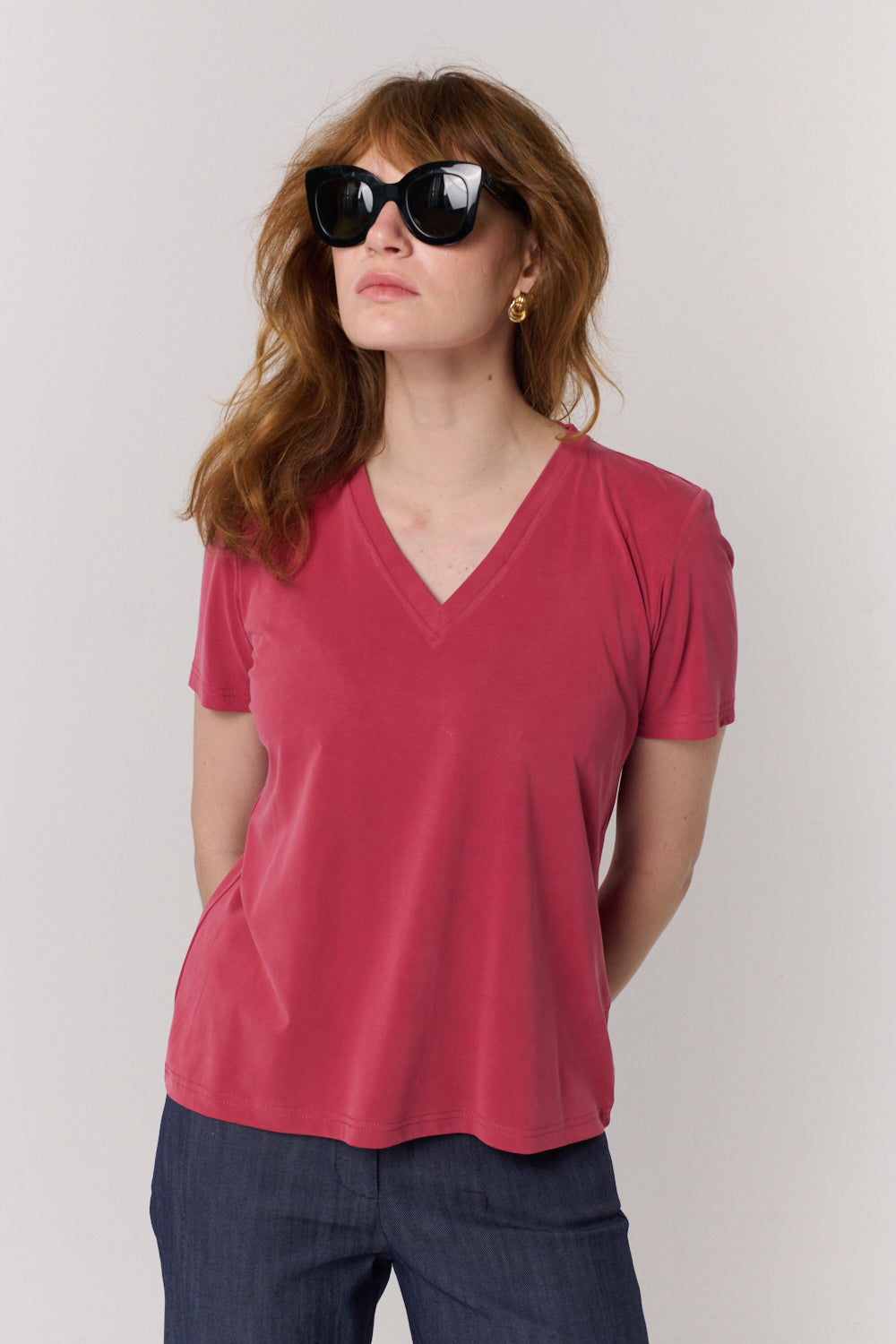 חולצה טי Vi באדום רך - Flo by Ella Braitman