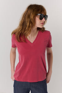 חולצה טי Vi באדום רך - Flo by Ella Braitman