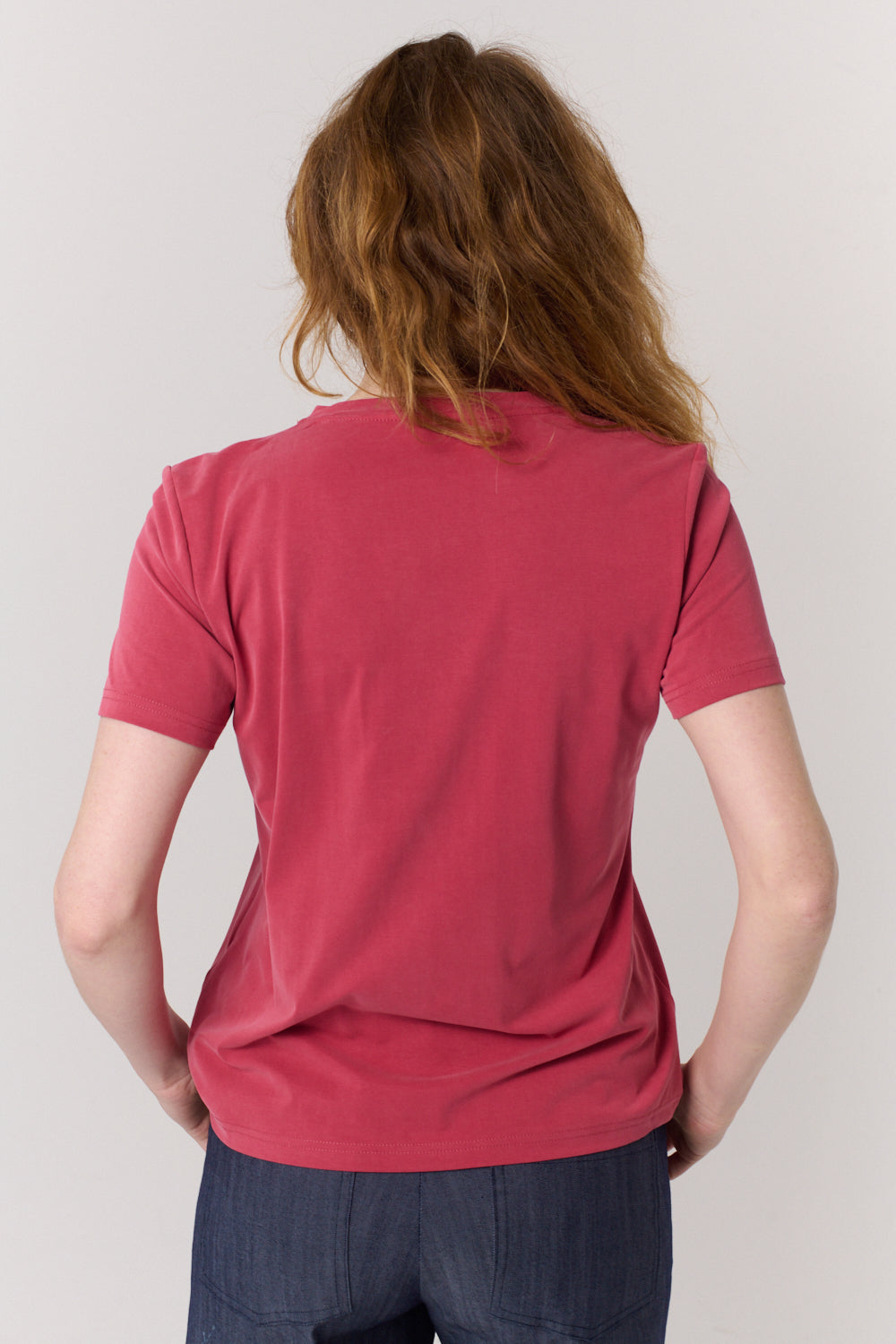 חולצה טי Vi באדום רך - Flo by Ella Braitman