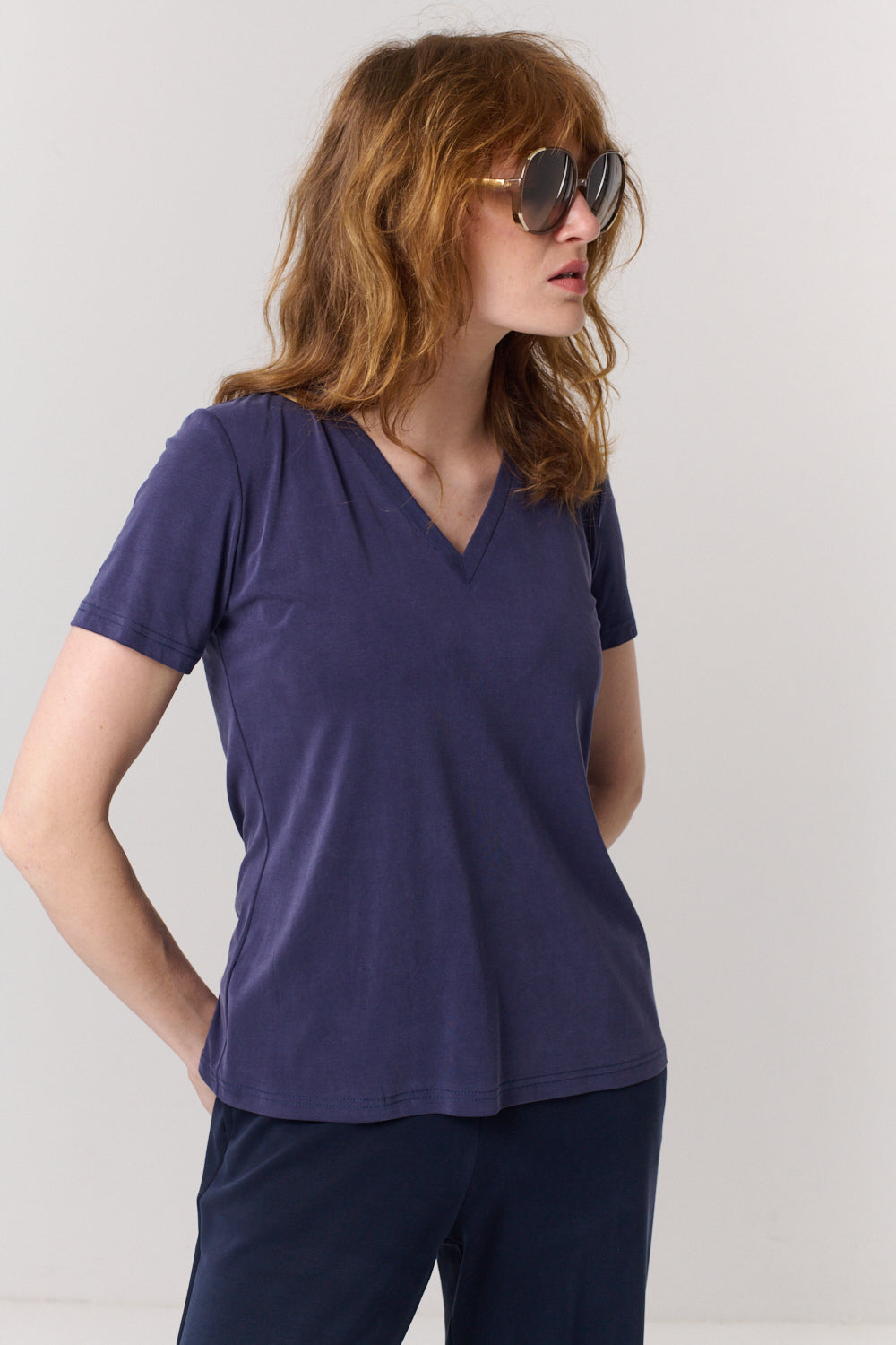 חולצה טי Vi בכחול - Flo by Ella Braitman