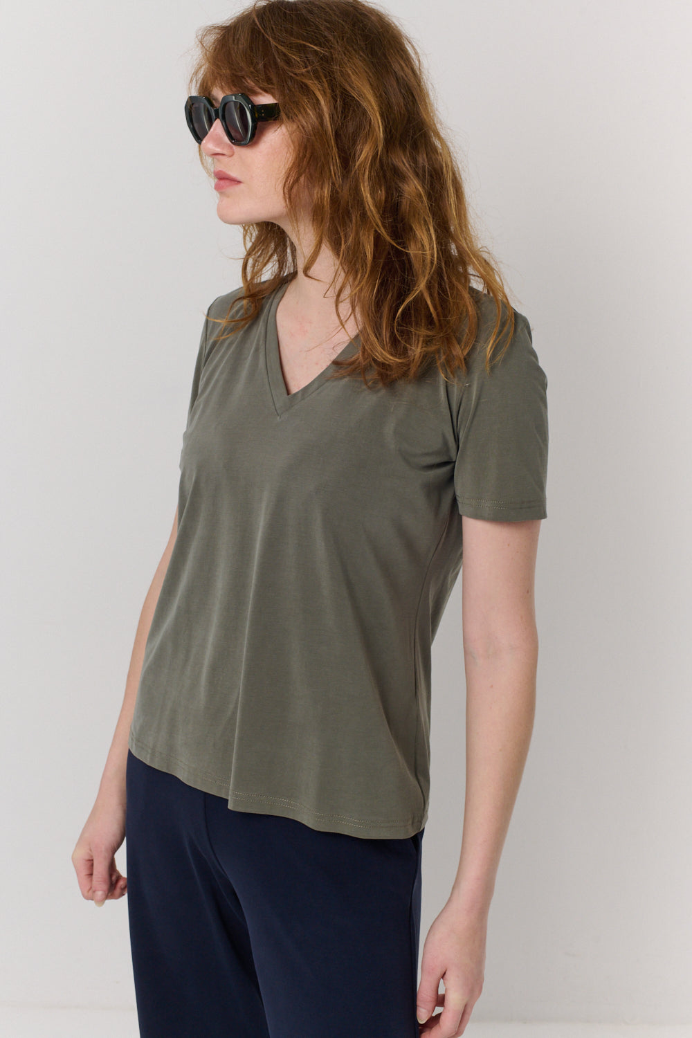 חולצה טי Vi בירוק זית - Flo by Ella Braitman