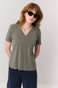 חולצה טי Vi בירוק זית - Flo by Ella Braitman
