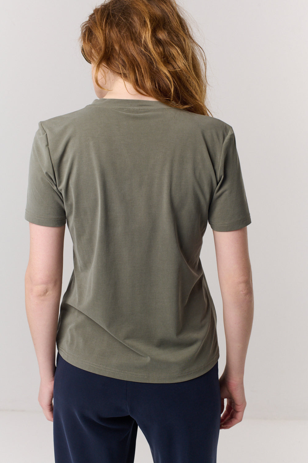 חולצה טי Vi בירוק זית - Flo by Ella Braitman