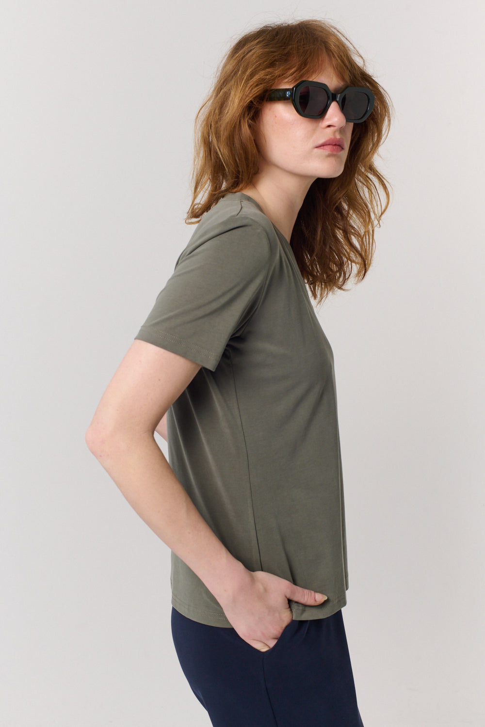 חולצה טי Vi בירוק זית - Flo by Ella Braitman