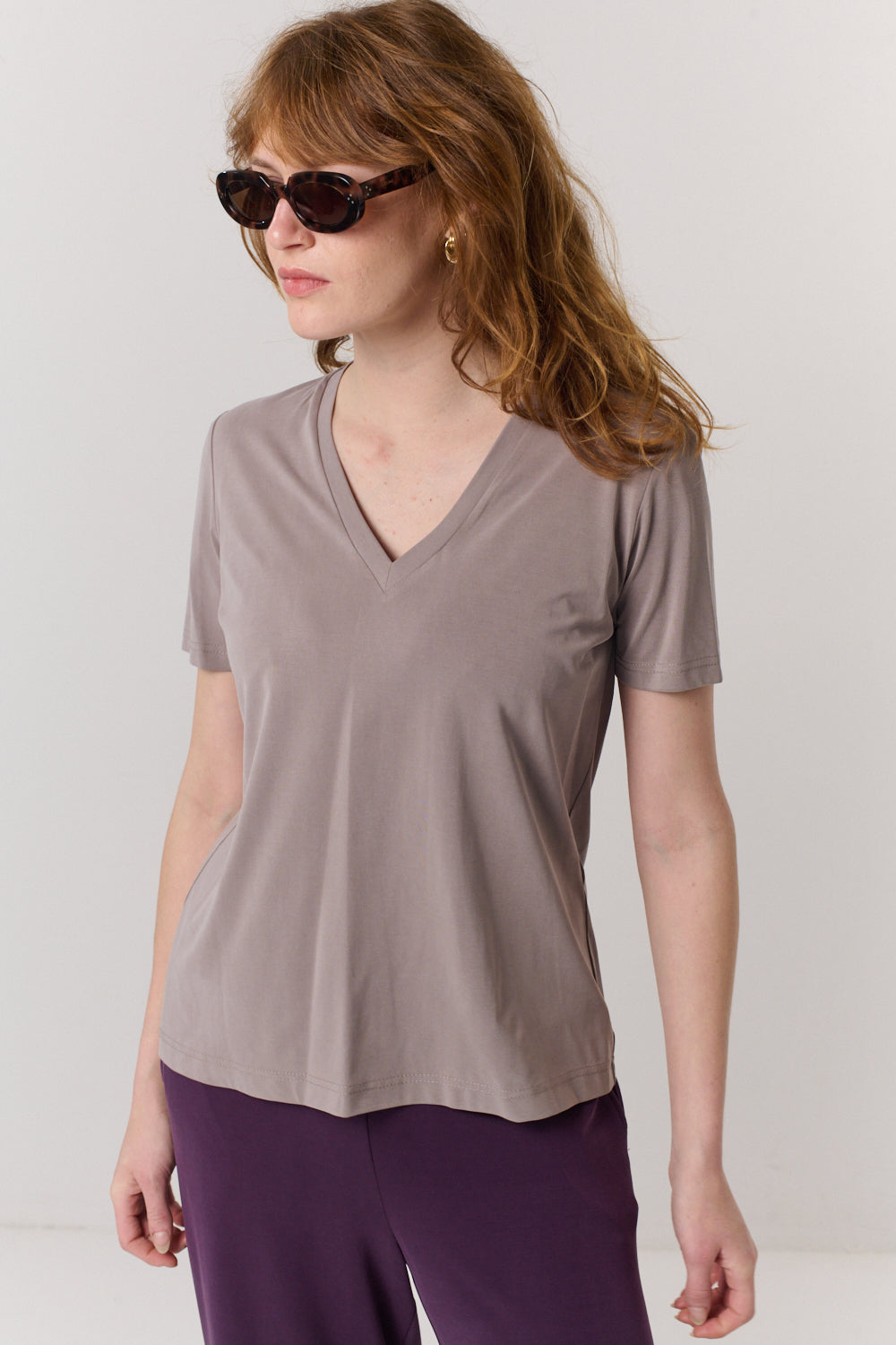 חולצה טי Vi באפור בהיר - Flo by Ella Braitman