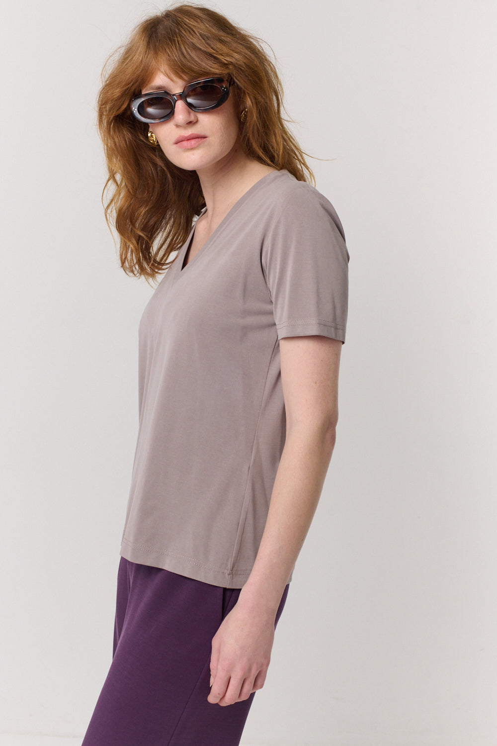 חולצה טי Vi באפור בהיר - Flo by Ella Braitman