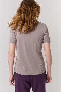 חולצה טי Vi באפור בהיר - Flo by Ella Braitman