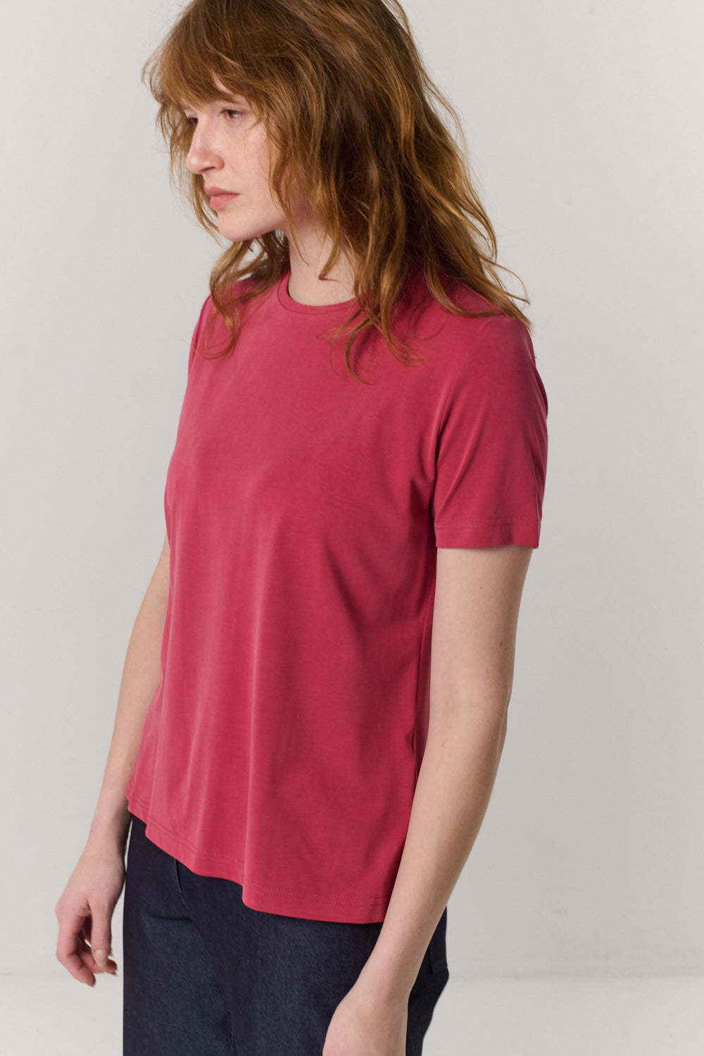 חולצה טי Round באדום מעושן - Flo by Ella Braitman