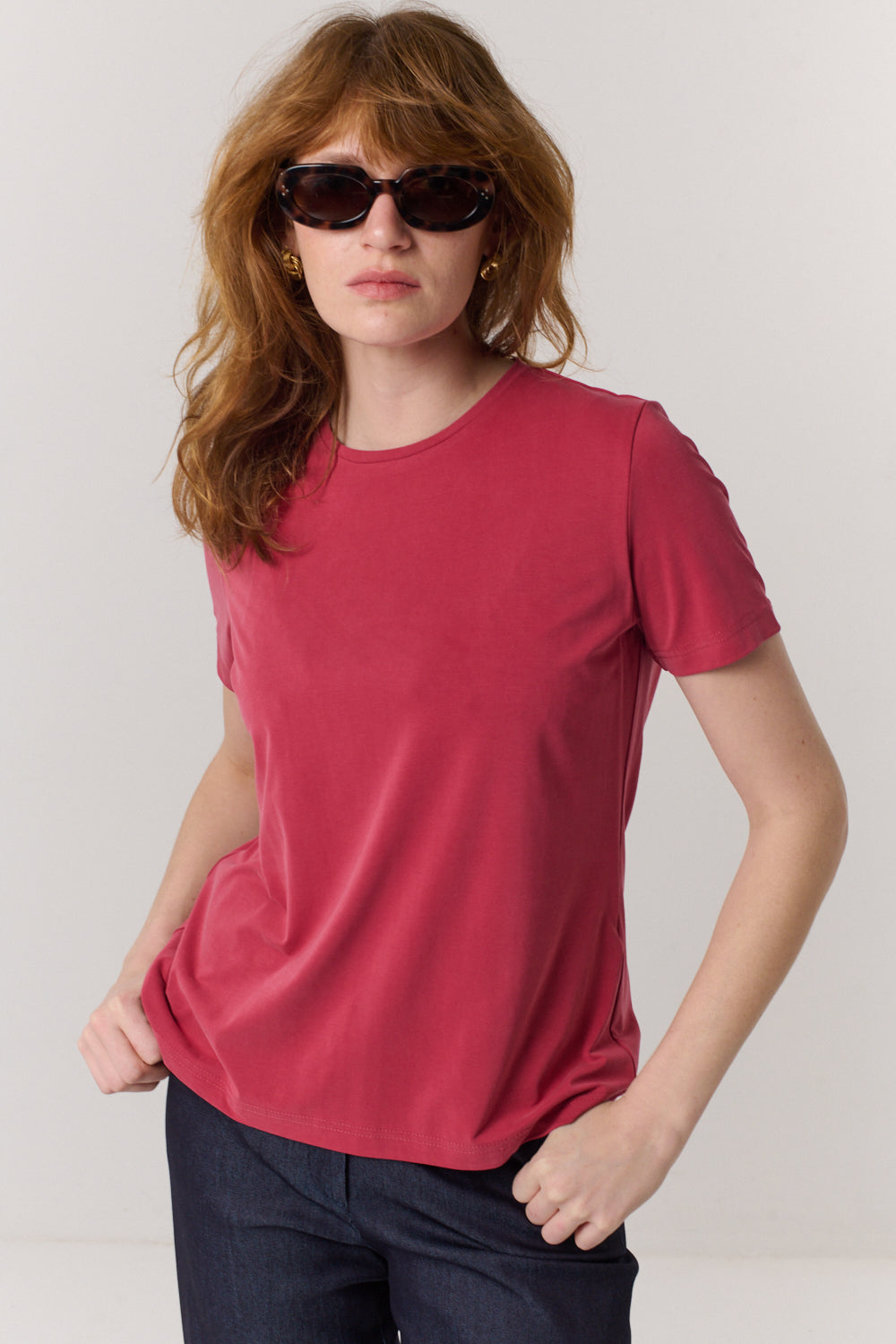 חולצה טי Round באדום מעושן - Flo by Ella Braitman